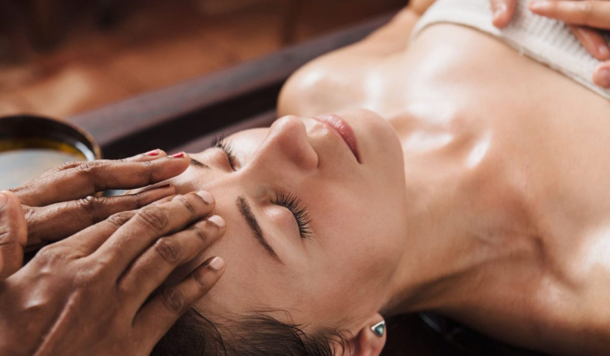 Equilibrio de los chakras mediante masajes ayurvédicos y aceites