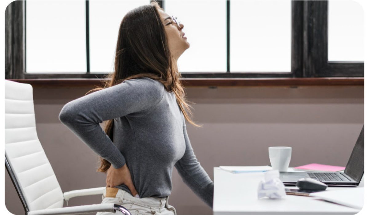 ¿Tu trabajo de oficina te provoca dolor de espalda? Una guía ayurvédica para la prevención y el alivio